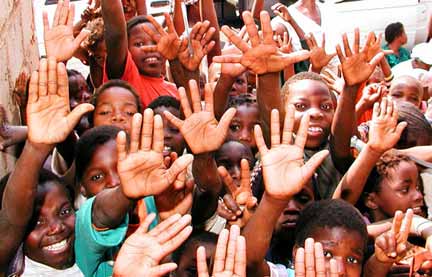 Un saluto dal Mozambico. Bambini in attesa della visita medica