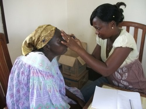 visita oftalmologica per anziani a kinshasa