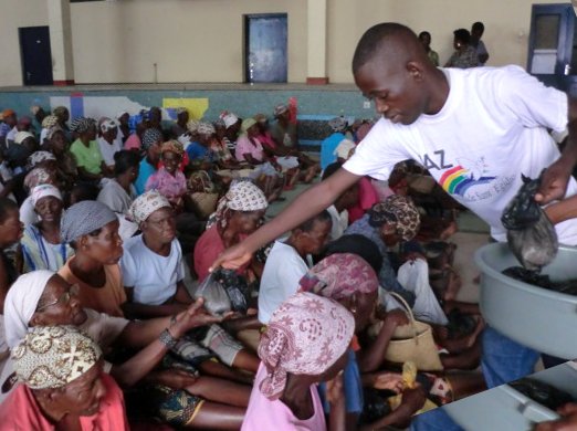 Comunità di Sant'Egidio - La distribuzione di aiuti a 400 mendicanti anziani in Mozambico