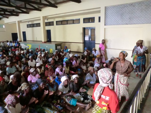 Comunità di Sant'Egidio - La distribuzione di aiuti a 400 mendicanti anziani in Mozambico