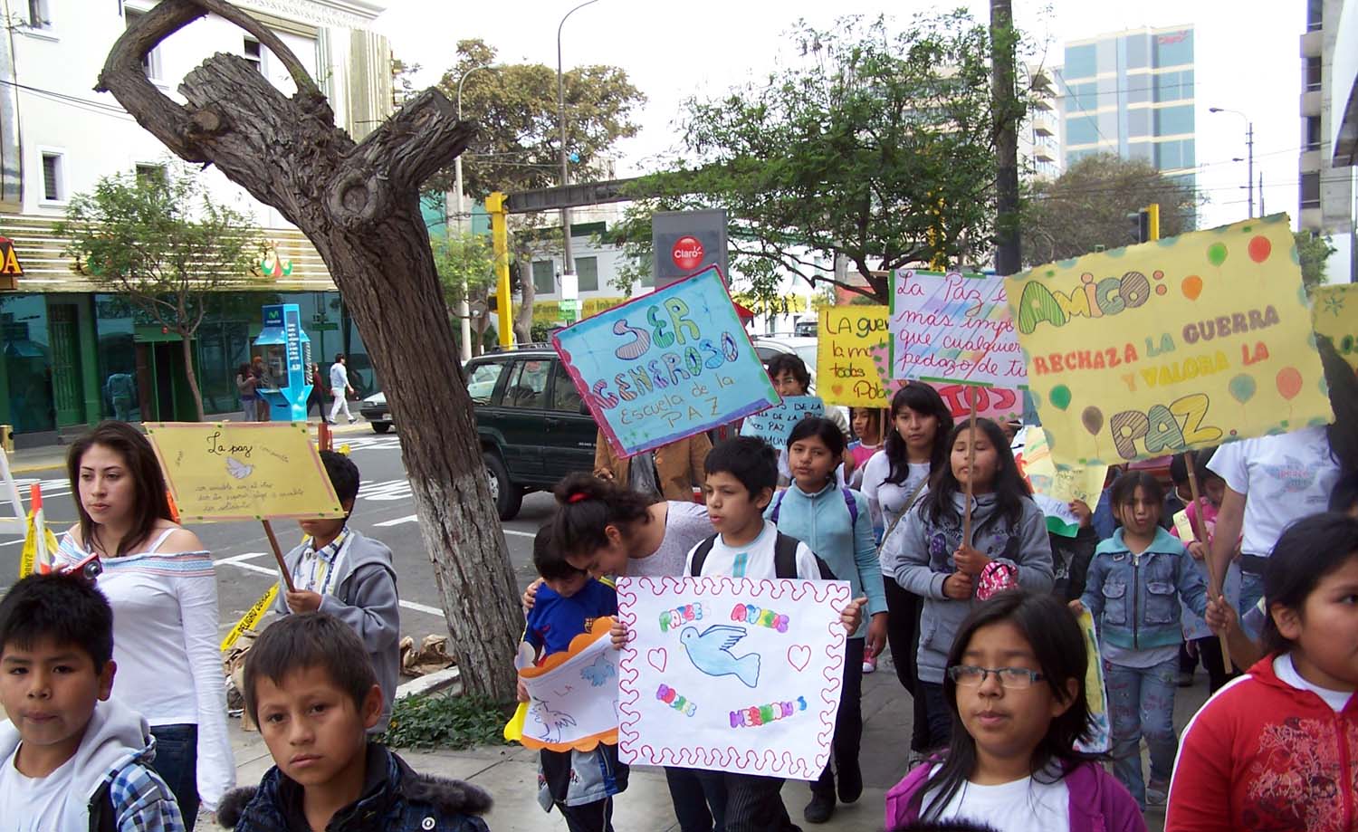 La marcia per la pace dei bambini di Lima per i 20 anni della pace in Mozambico