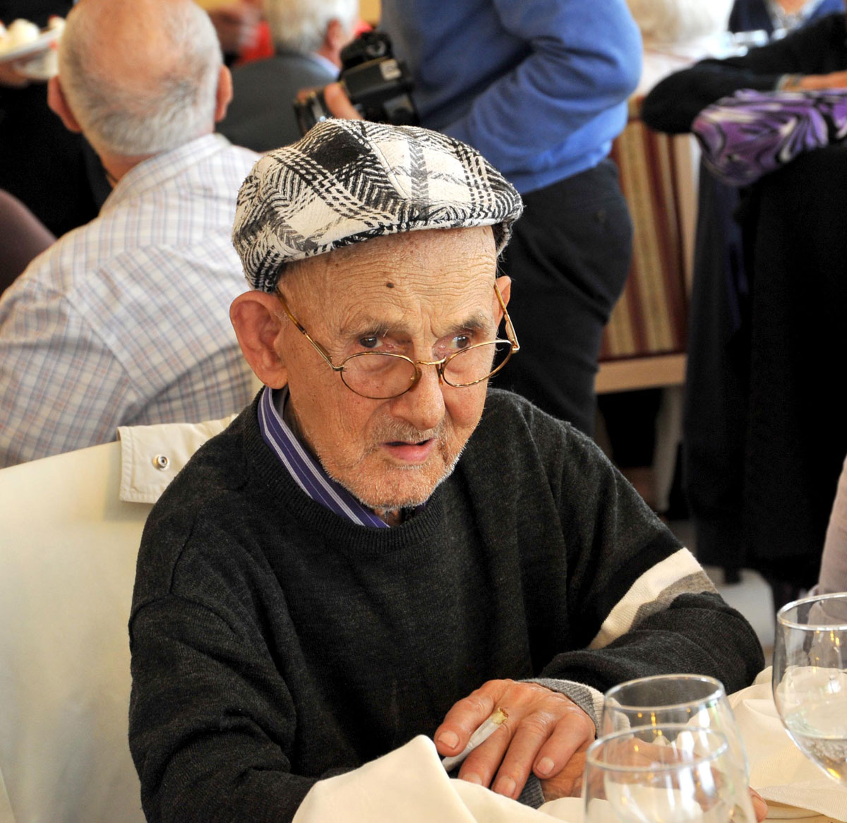 1 maggio di festa per gli anziani di Napoli: nella foto Vincenzo, di 102 anni