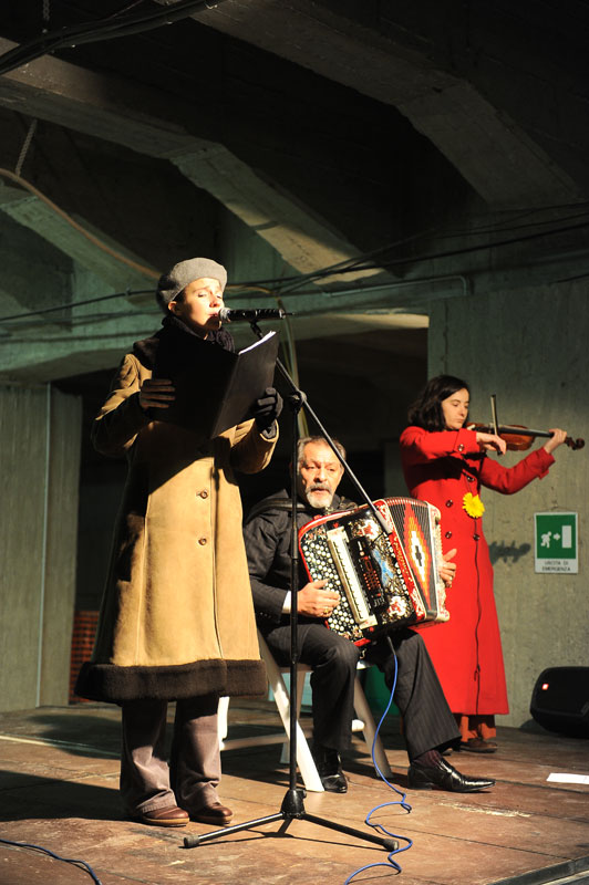 Performance artistica di Jovica Jovic, musicista rom che ha richiamato la memoria del Porrajmos