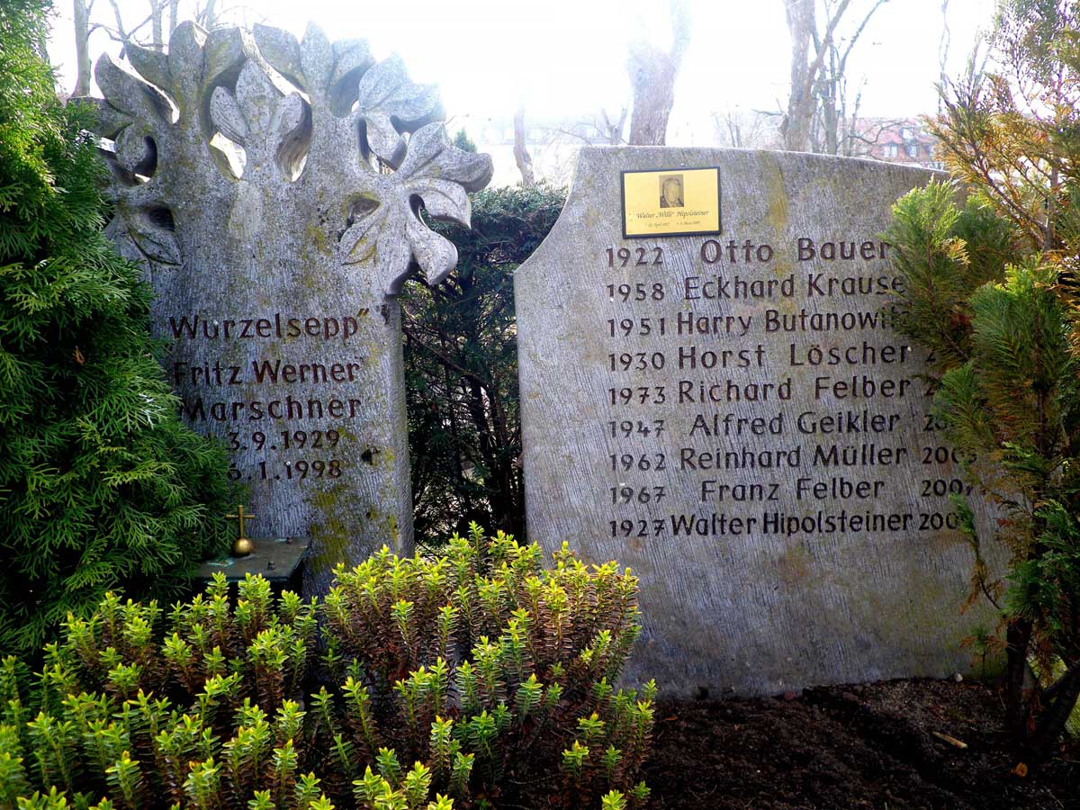 La lastra di marmo nel cimitero di Wurzburg sulla quale sono ricordati i nomi di coloro che hanno perso la vita per la strada