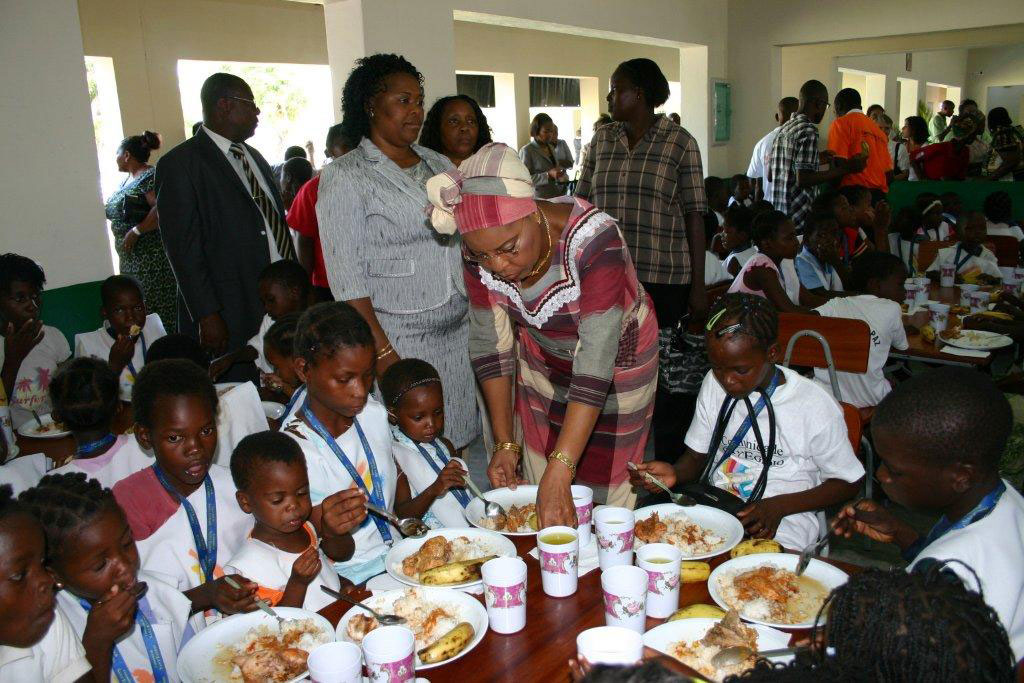 La sig.ra Gebuza si intrattiene con i bambini ospiti del Centro Nutrizionale