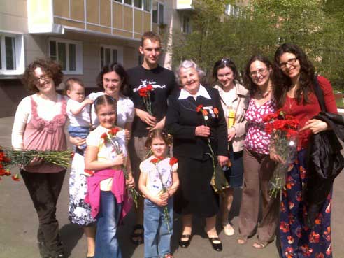 Giovani e anziani di un istituto di Mosca festeggiano insieme la festa della vittoria