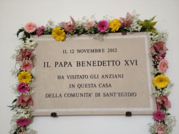 La targa in ricordo della visita di Benedetto XVI alla Casa "Viva Gli Anziani" della Comunità di Sant'Egidio