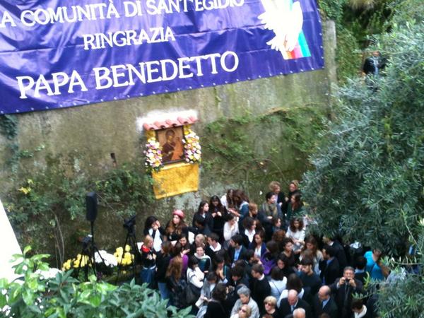 Giovani e anziani alla visita di Papa Benedetto XVI alla Casa "Viva gli Anziani" della Comunità di Sant'Egidio