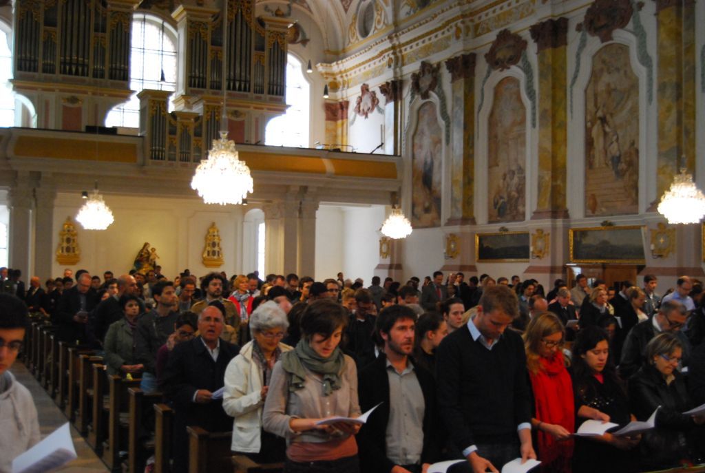 Foto Orang  Berdoa  Di  Gereja 
