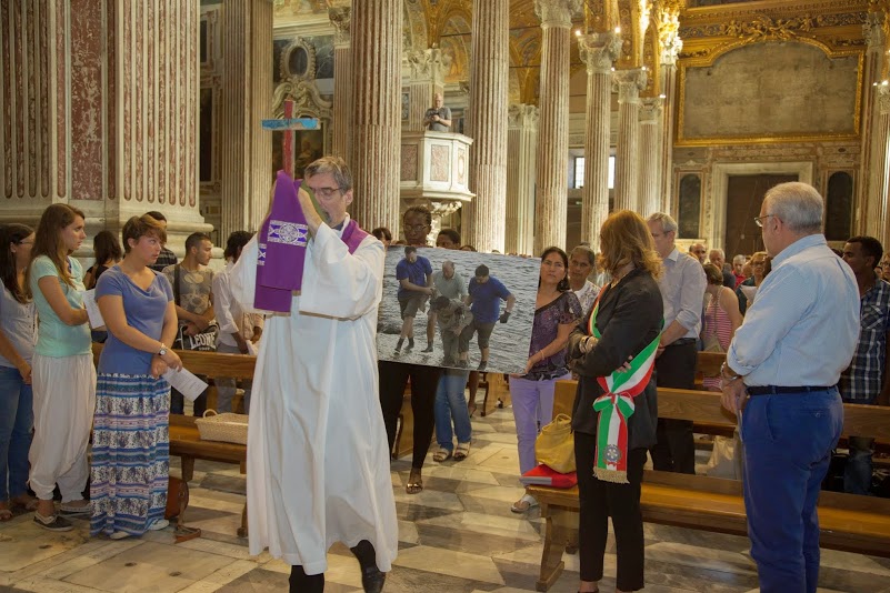 La preghiera "morire di speranza" a Genova, organizzata dalla Comunità di Snt'Egidio, in memoria dei migranti morti nel tentativo di raggiungere l'Europa