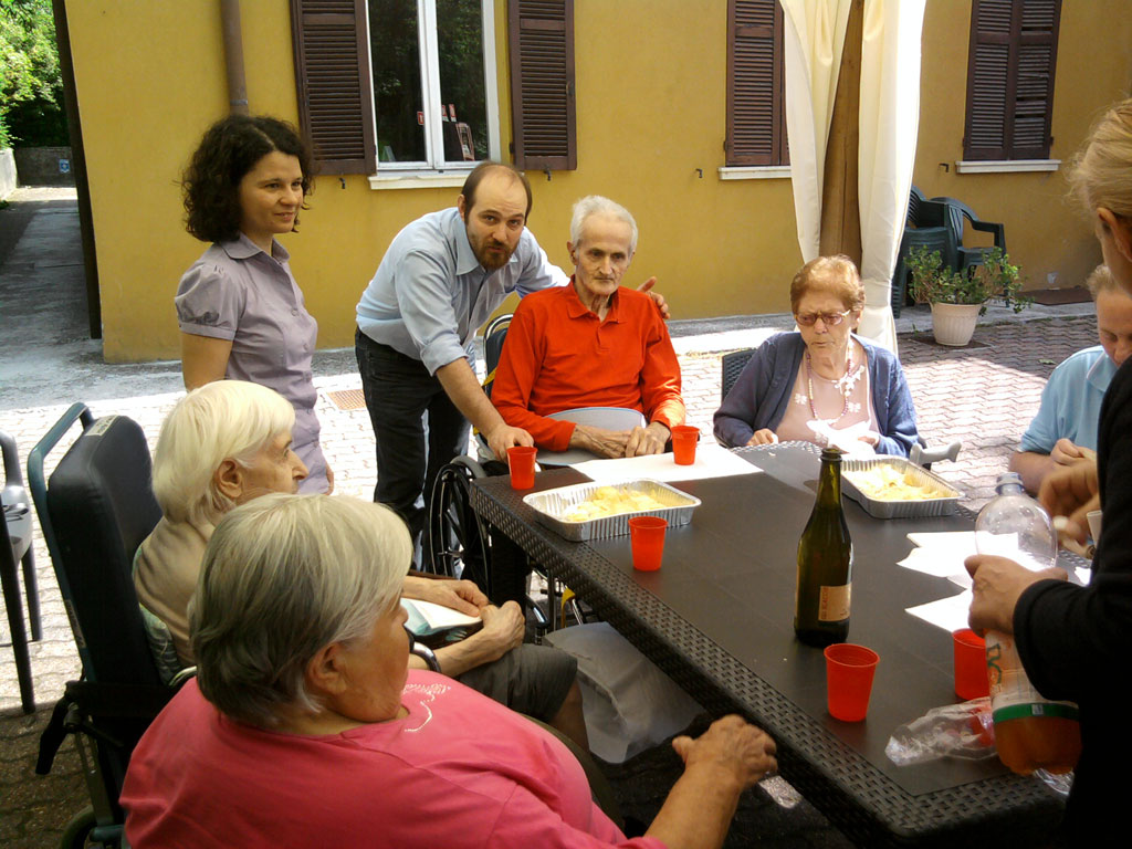 Terremoto in Emilia - La solidarietà della Comunità di Sant'Egidio con gli anziani copliti dal sisma