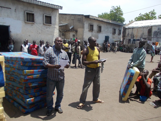 Comunità di Sant'Egidio: solidarietà ai carcerati di Garoua (Cameroun) - aprile 2013