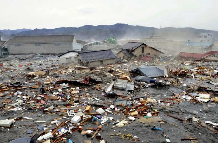 Immagini delle devastazioni causate dallo tsunami