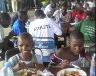 Tanzania - un'immagine di uno dei Pranzi di Natale organizzati dalla Comunità di Sant'Egidio